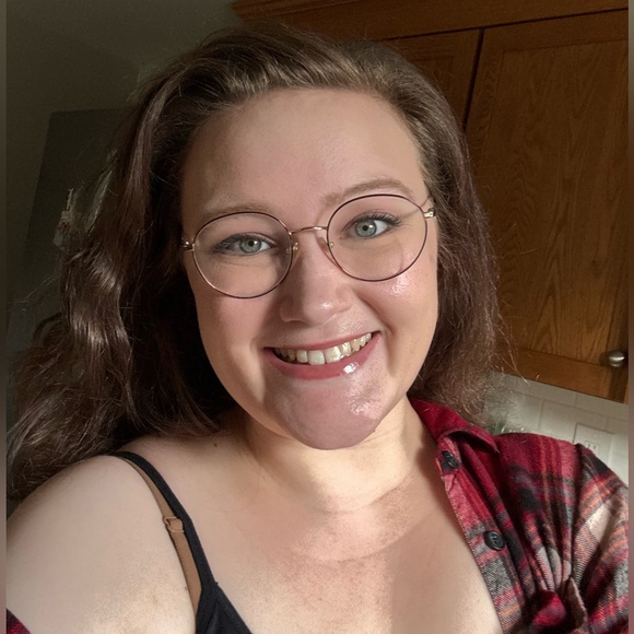 Meet your Posher, Caitlin - Picture 1 of 1